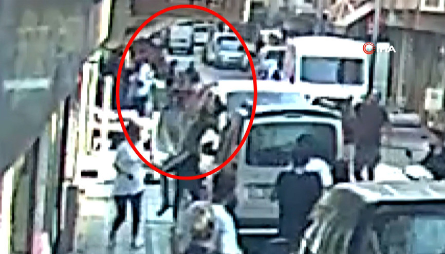 Balkondan düşen 2 yaşındaki çocuğu havada yakaladılar Balkondan düşen 2 yaşındaki çocuğu havada yakaladılar