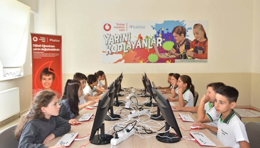 Elektronik atıkları çocuklar için kodlama sınıfına dönüştü