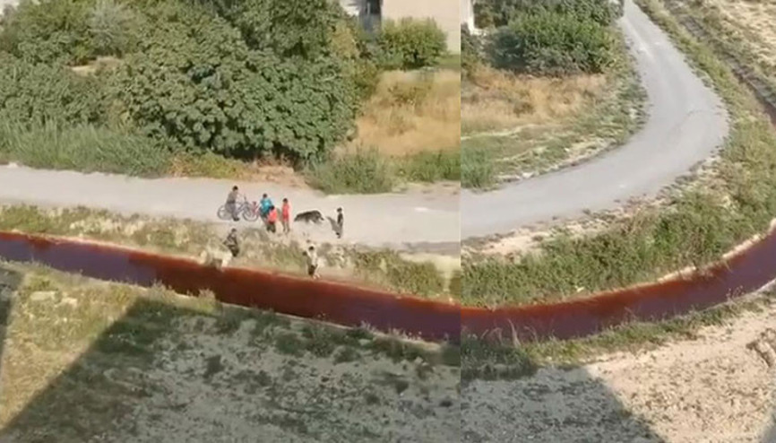 Tarsusta şaşırtan görüntü: Mahalleden geçen kanal kırmızıya büründü
