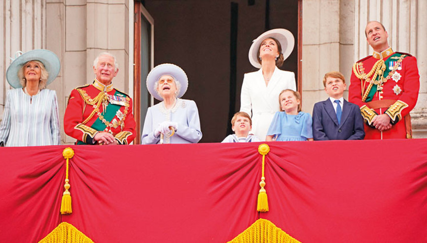 Kraliçe’den Platin Jübile: Tahttaki 70’inci yılını kutladı
