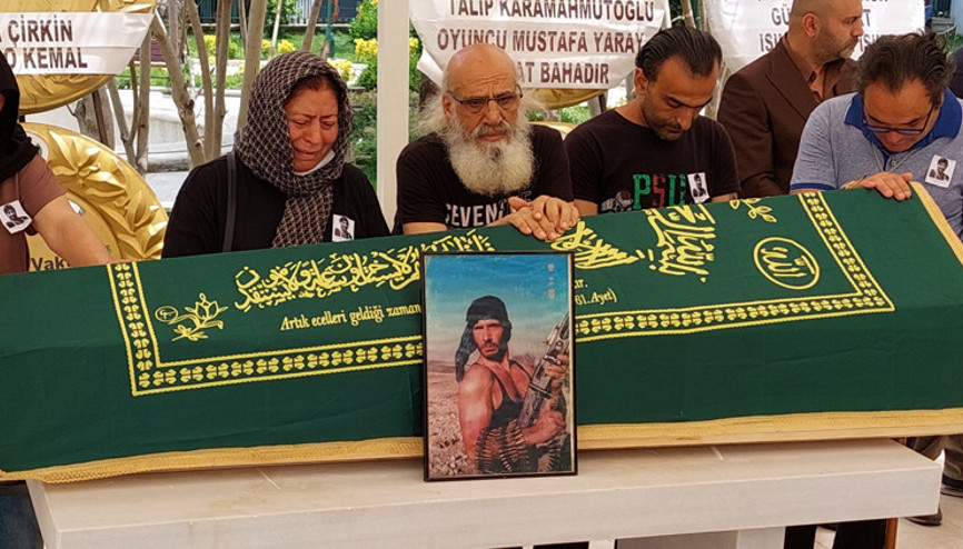 Rambo lakaplı oyuncu Sönmez Yıkılmaz son yolculuğuna uğurlandı