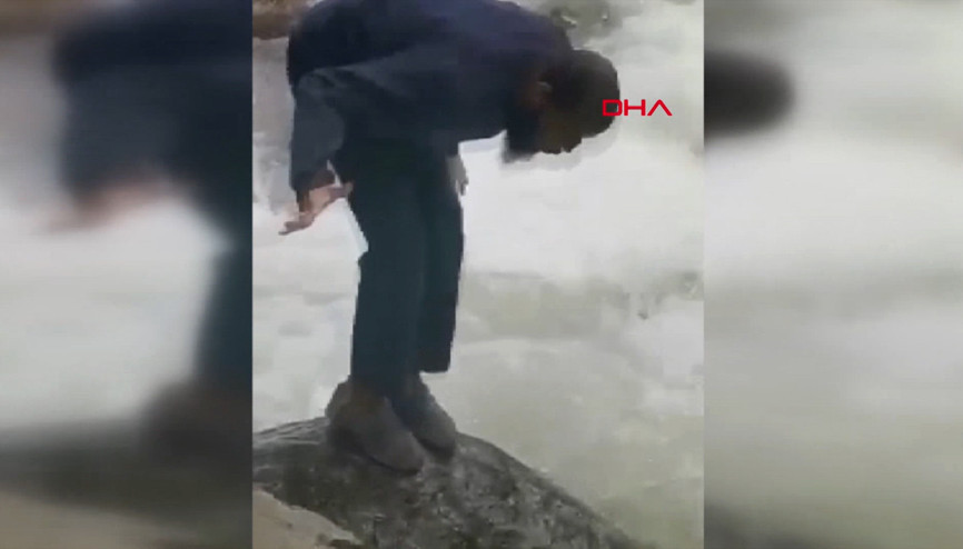 Dereye düşüp akıntıda kaybolduğu anlar kamerada