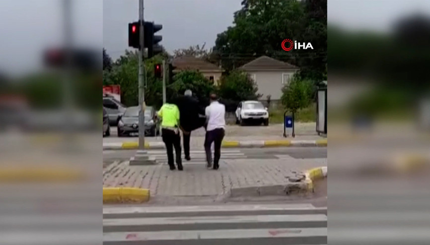 Karşıdan karşıya geçemeyen yaşlı adama polislerden yardım