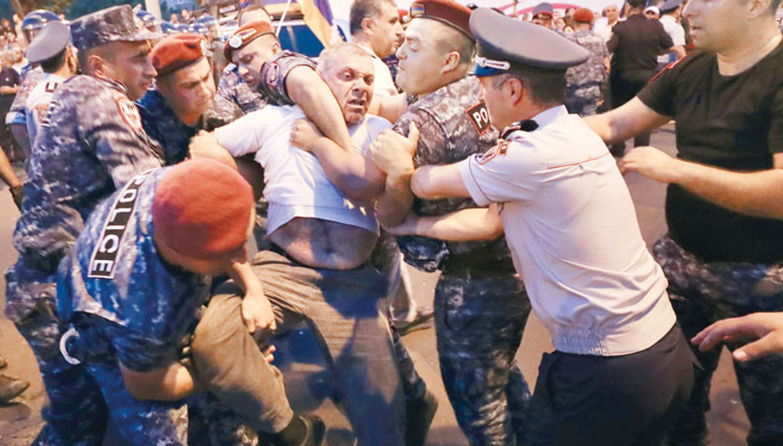 Erivan’da halk yine ayaklandı