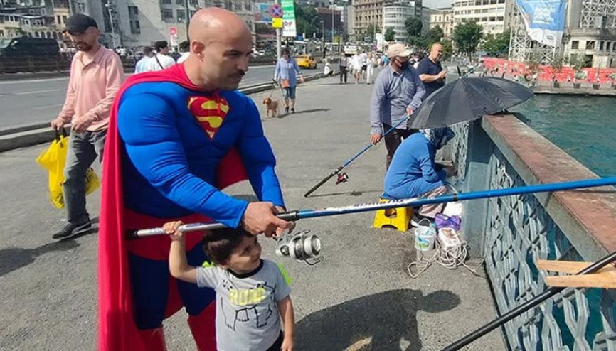 Galata Köprüsü’nde ilginç anlar: Balık tutan Süpermen, çevre kirliliğine dikkat çekti