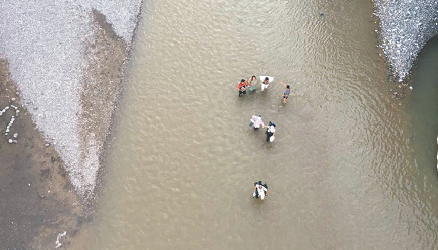Kahta Çayında baraj kapakları açılınca mahsur kalan 14 kişi kurtarıldı