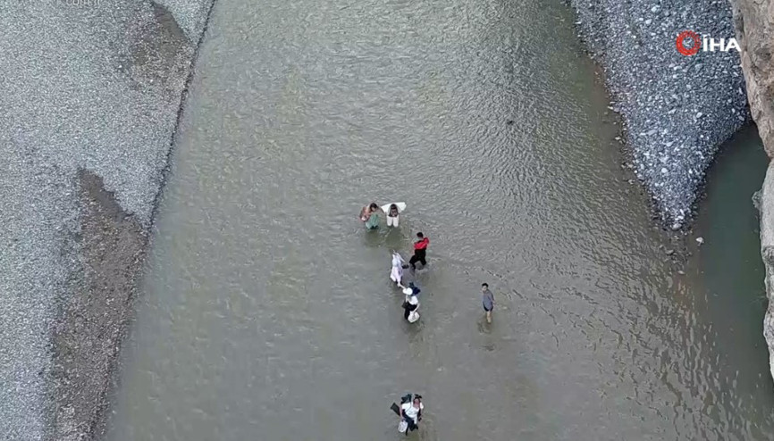 Baraj kapaklarının açılmasıyla sular yükseldi... Mahsur kalan piknikçiler böyle kurtarıldı