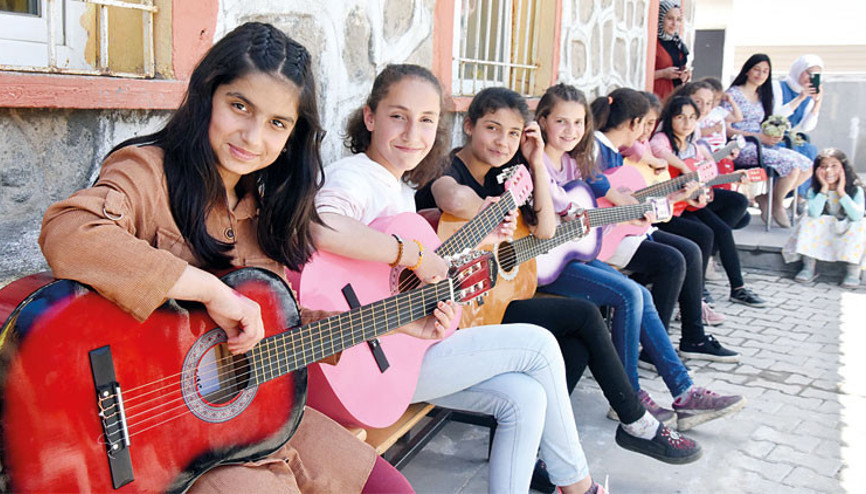 Minik gitaristlerden mini konserler