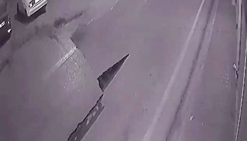 Su borusu patlayınca yol yarıldı İşte o anlar...