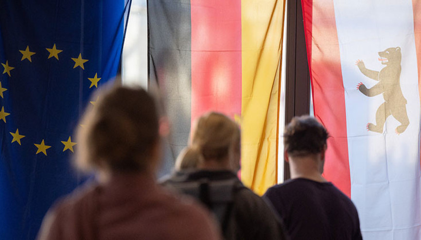 Yeşiller, SPD’yi yine solladı.