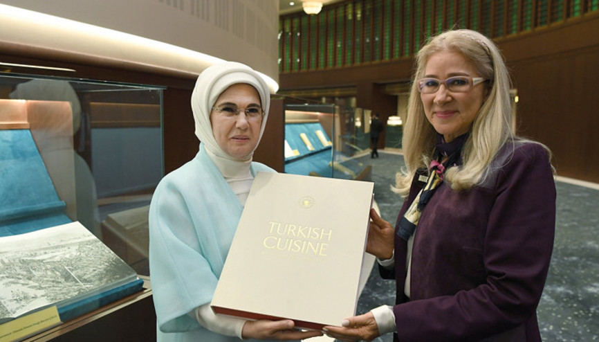 Emine Erdoğan ve Maduronun eşi Cilia Flores Millet Kütüphanesini ziyaret etti