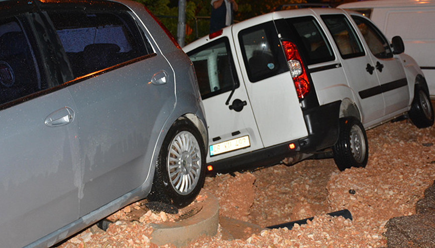 Bilecikte sağanak nedeniyle toprak kaydı: 4 araç hasar gördü