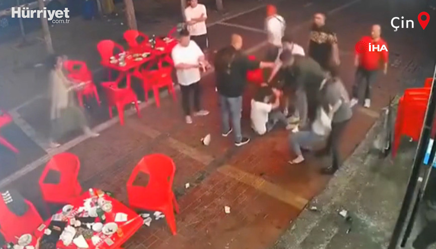 Çin’de 9 kişi restoranda oturan 3 kadını tekme tokat darbetti