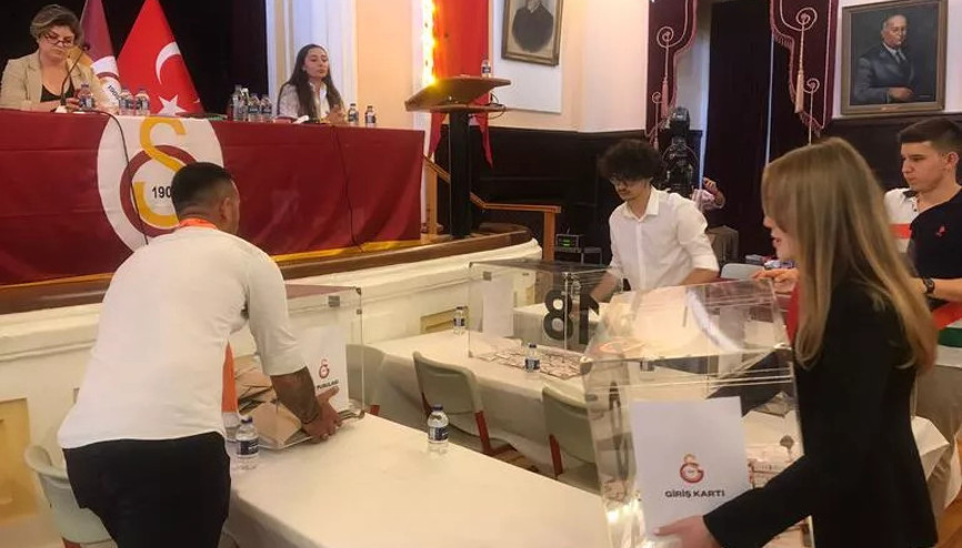 Galatasaray başkanı kim olacak Dursun Özbek mi, Eşref Hamamcıoğlu mu Sandıklar kapandı... Galatasaray başkanı kim olacak Dursun Özbek mi, Eşref Hamamcıoğlu mu Sandıklar kapandı...