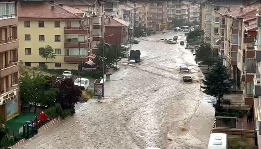 Yollar göle döndü araçlar sürüklendi binalara su bastı