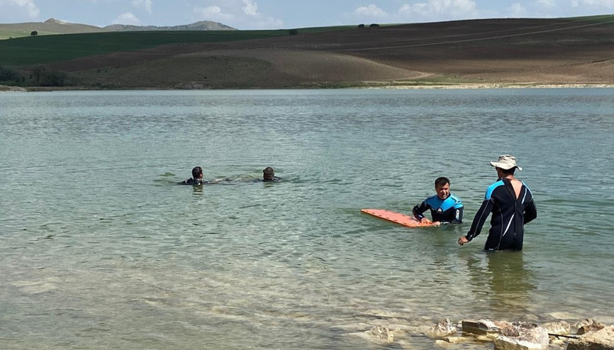 Baraj gölüne serinlemeye giren gençlerden acı haber