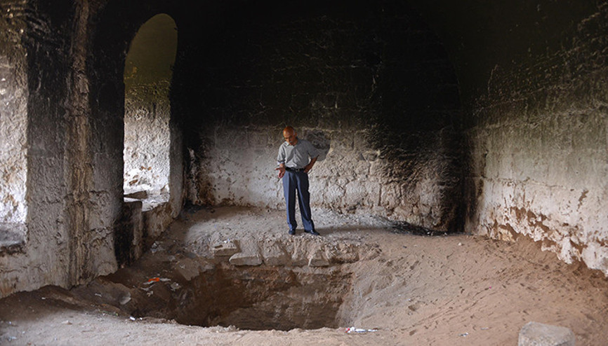 158 yıllık Kavakkapıda isyan ettiren görüntü 2 metrelik kuyu kazmışlar