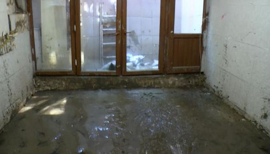Şişli’de atık su basan daire balçık içinde kaldı