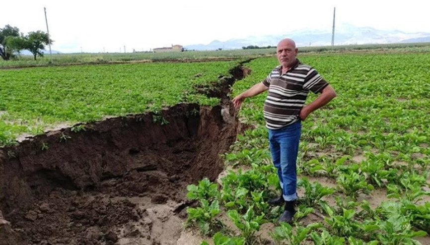 Kayseride şiddetli yağmur, ekili arazide 2,5 kilometre yarık oluşturdu