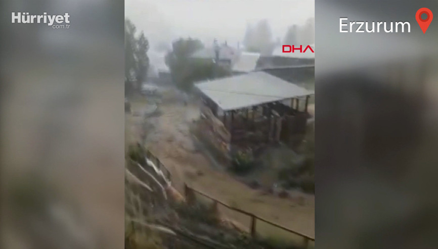 Erzurumda sağanak: Mahalle yolu kapandı