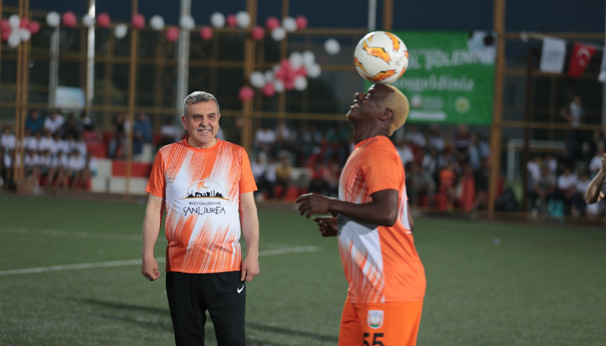 Yattara ve Ümit Karan, Şanlıurfalı çocuklarla top oynadı