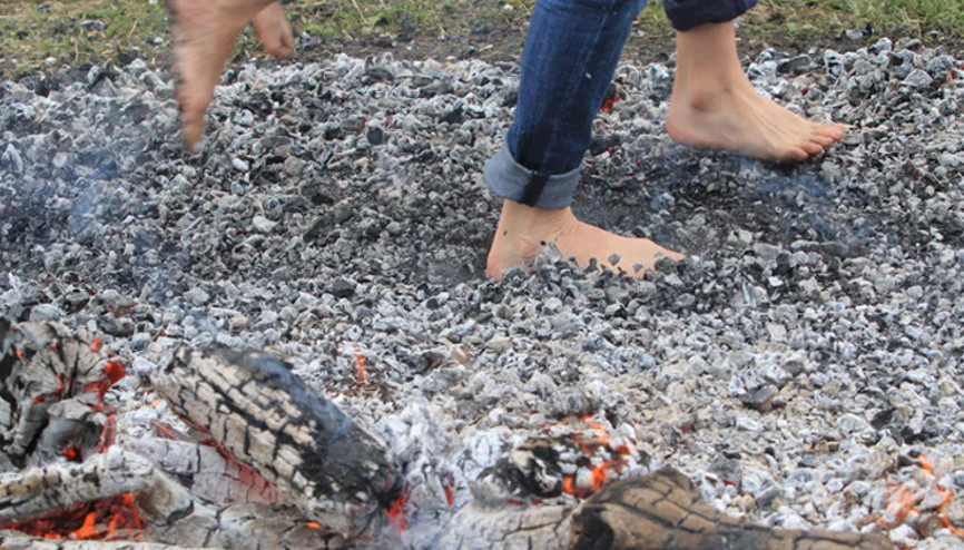 Şirketin ateşte yürüme etkinliği feci sonlandı 31 kişi yaralandı... Şirketin ateşte yürüme etkinliği feci sonlandı 31 kişi yaralandı...