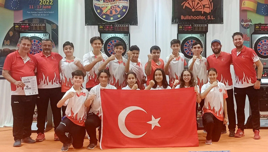 Dart şampiyonu öğrenciler