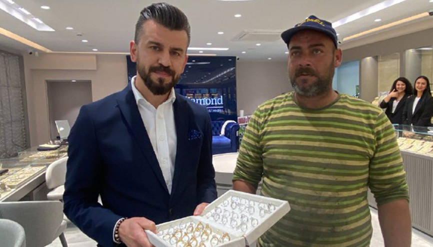 Kağıt toplayıcısı, kolilerden çıkan 100 bin liralık altını kuyumcuya teslim etti