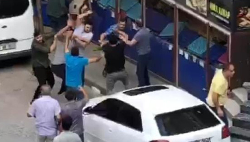 Esnaf park yeri için kavga etti, sokak savaş alanına döndü