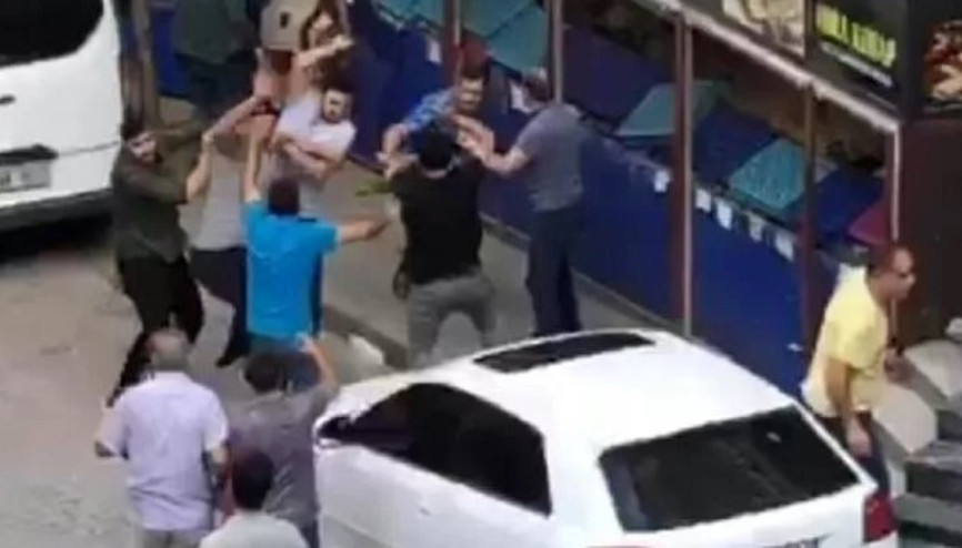 Esnaf park yeri için kavga etti, sokak savaş alanına döndü