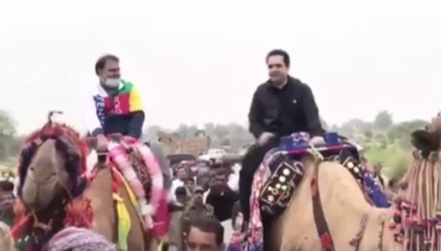 Pakistanlı eski bakan akaryakıt fiyatlarını deve üzerinde protesto etti