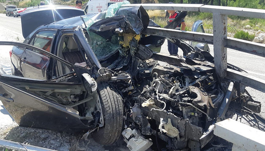 Denizlide korkunç kaza Otomobil köprü direğine saplandı: 3 yaralı