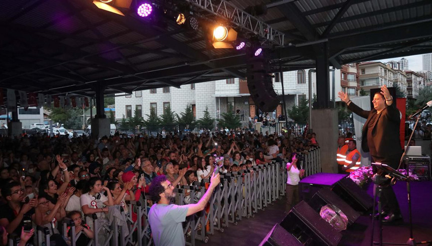 Pazar yerinde Kubat şarkıları