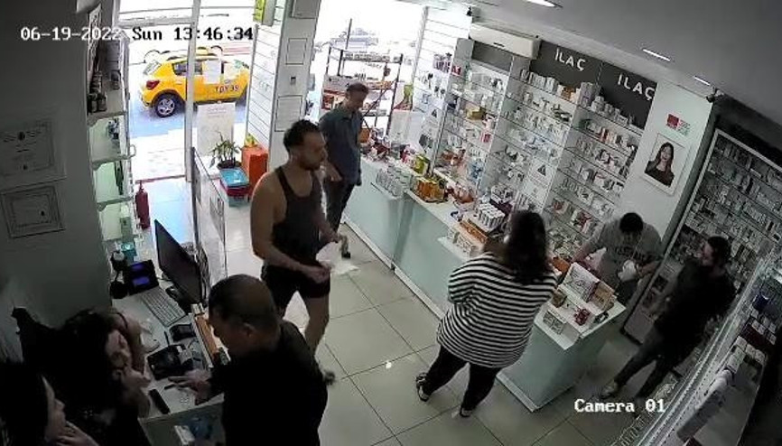 Yanlış adres verildi bahanesiyle eczanede ortalığı birbirine kattı