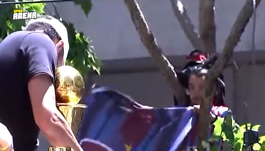 Golden State Warriorsın şampiyonluk kutlamasında Stephen Curryden rol çalan Türk: Hayati Emre Bilgin
