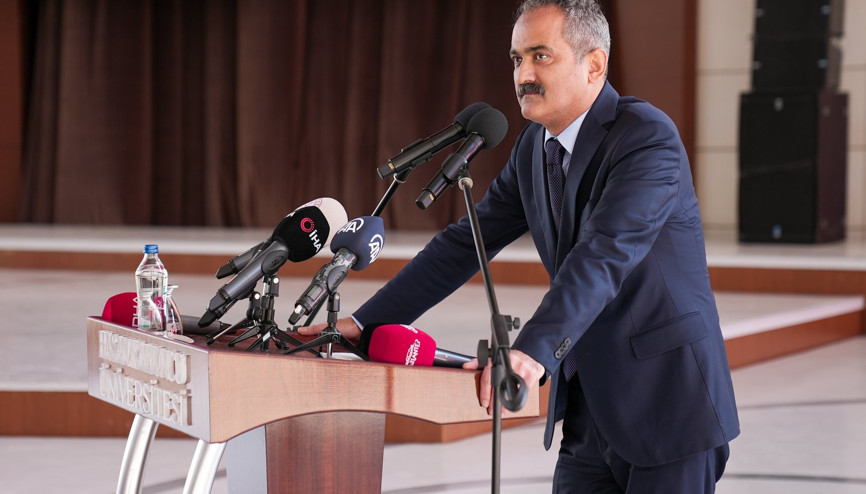 Bakan Özer, HKÜ’nün mezuniyet törenine katıldı Bakan Özer, HKÜ’nün mezuniyet törenine katıldı