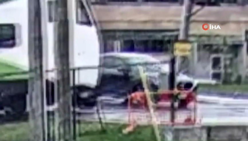 Hızla gelen tren, raylara giren araca çarptı