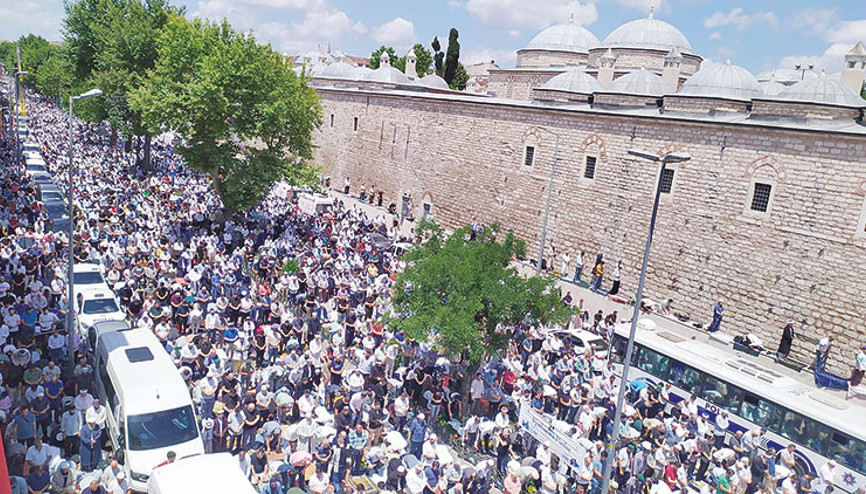 Mahmut Ustaosmanoğlu toprağa verildi... Fatih’te binlerce kişilik uğurlama