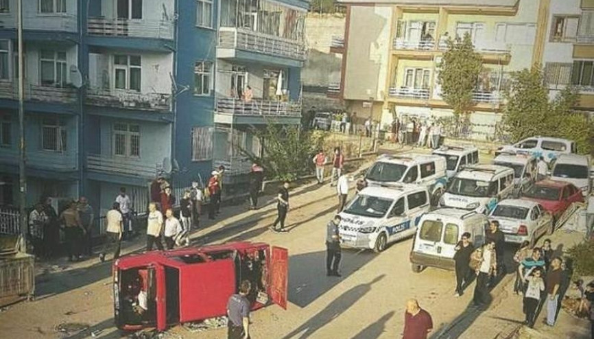 Otomobili devirip sürücüyü darbettiler