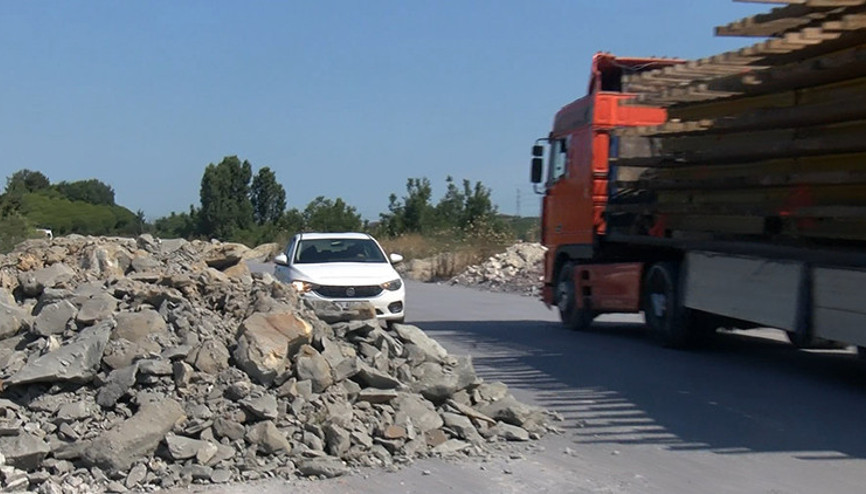 Hadımköyde yollar kaçak hafriyattan geçilmez oldu Hadımköyde yollar kaçak hafriyattan geçilmez oldu
