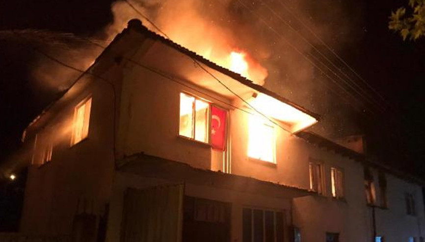 Yangında evi küle döndü... Şehit babasının evi yeniden yapılacak