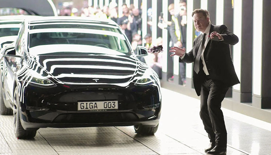 Musk: Devasa para yakıyoruz