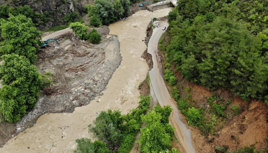 Yenicede sel suları çekildi... Heyelan korkusu başladı