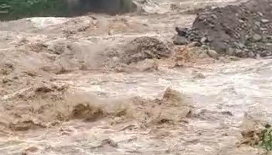 Rizede dere taştı, yol ulaşıma kapandı