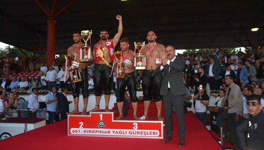 Bakan Kasapoğlu’ndan Başpehlivan Cengizhan Şimşek’e tebrik mesajı