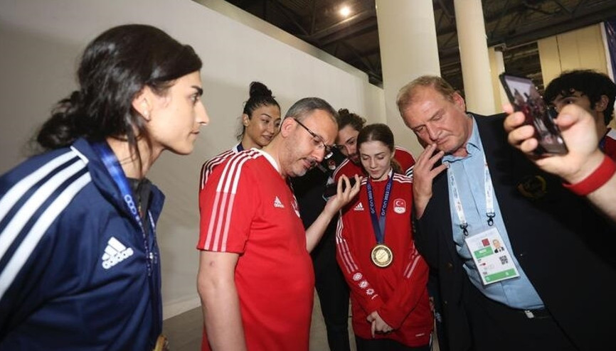 Cumhurbaşkanı Erdoğandan milli sporculara tebrik telefonu