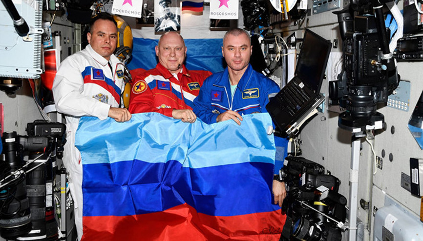 Kozmonotlar uzayda Donetsk ve Luhansk bayrağı açtı Kozmonotlar uzayda Donetsk ve Luhansk bayrağı açtı