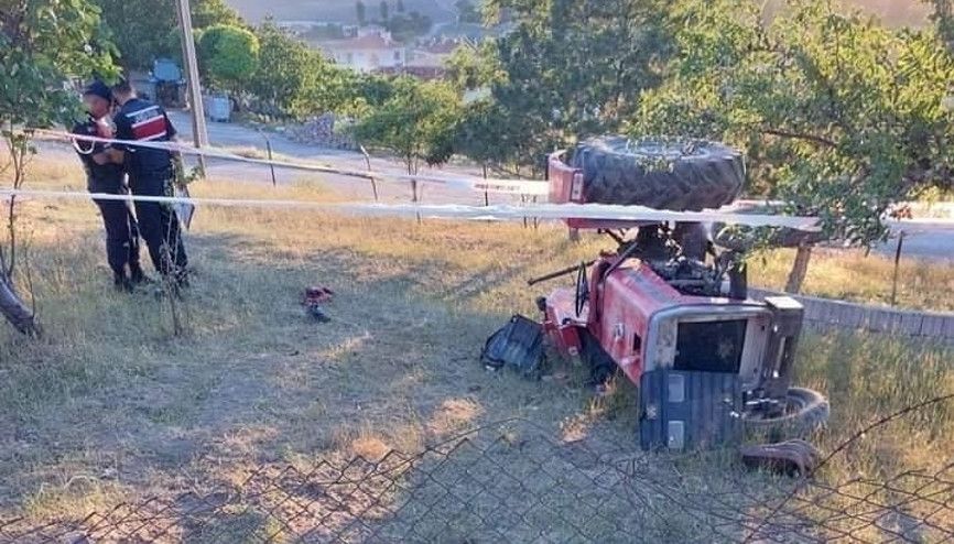 Kardeşlerini kurtardılar traktörün altında kaldılar