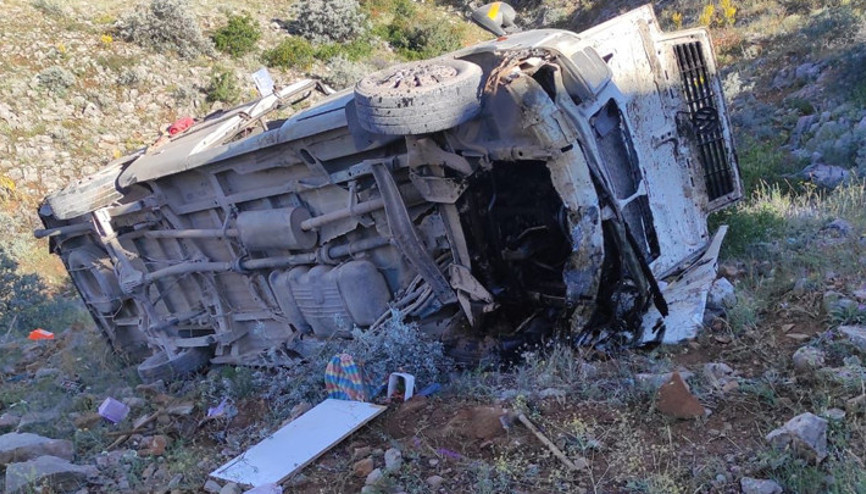 Konyada tarım işçilerini taşıyan minibüs devrildi: 2 ölü, 17 yaralı