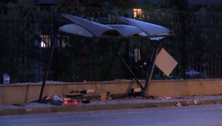 Kontrolden çıktı durağa daldı